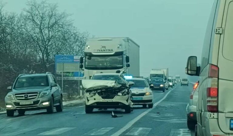 Két autó ütközött a Kijev–Csap autóúton