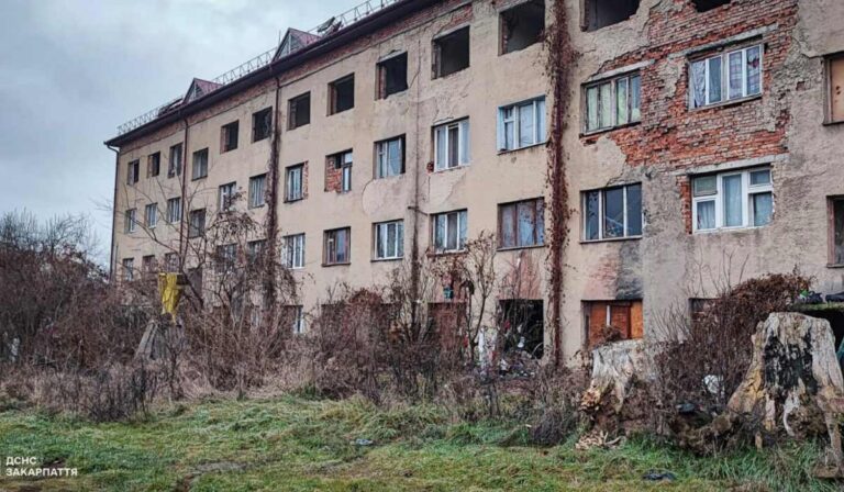 Kigyulladt egy épület Beregszászban