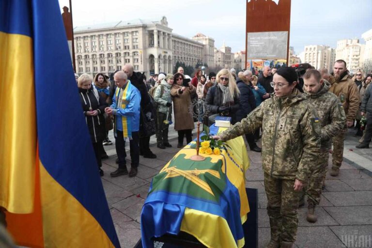 Közel 800 ukrán katona holttestét szállították haza