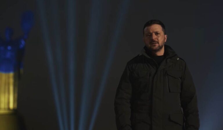 Az ukrán elnök „igazságos békét” kívánt 2025-re