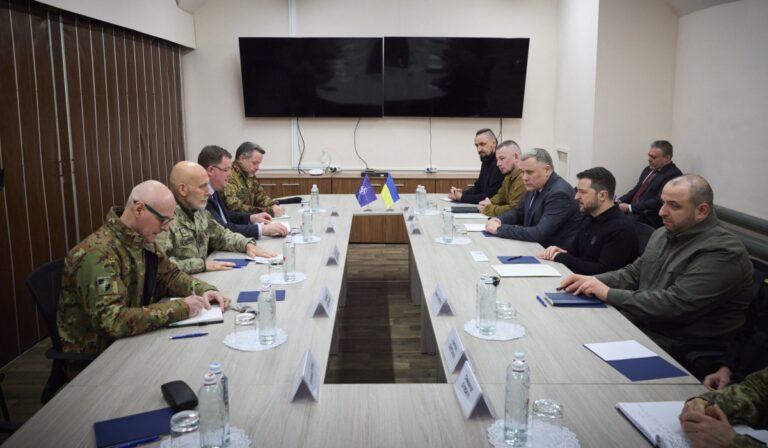 Kijevbe látogatott a NATO katonai bizottságának elnöke