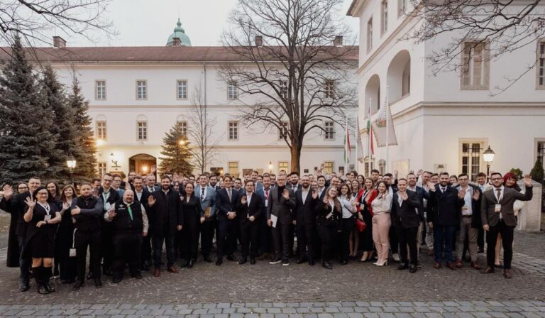 Kárpátaljai delegáció a MIK gyűlésén