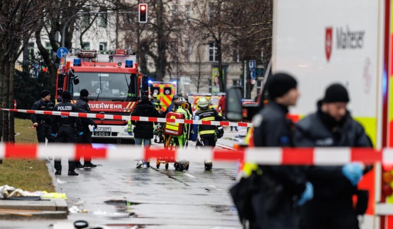 Autóval hajtott az emberek közé egy sofőr Münchenben