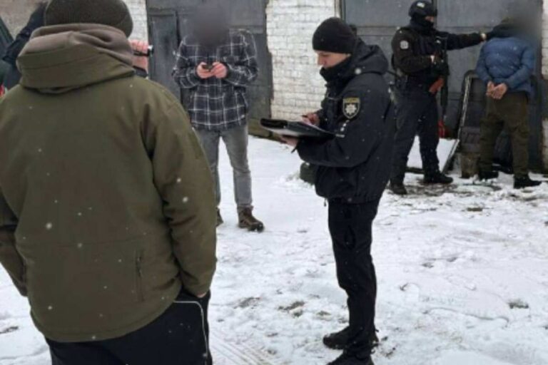 Két férfi felgyújtotta egy rendőr házát Zsitomir megyében