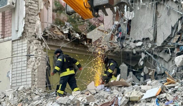 Holttestet emeltek ki a lebombázott herszoni lakóház romjai alól