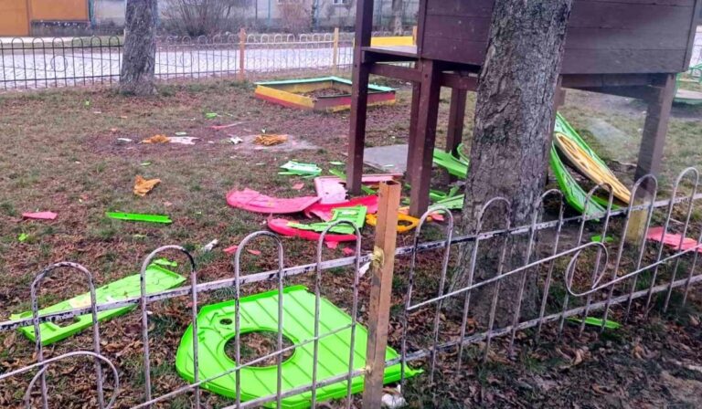 Vandalizmus Beregszászban: játszóteret tettek tönkre