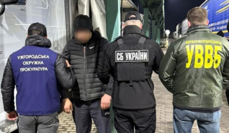 Kamionban próbáltak külföldre csempészni egy férfit Ungvárnál