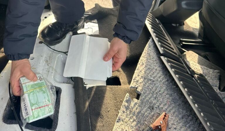 Harmincezer eurót találtak egy autóban Asztélynál