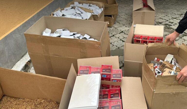 Otthon gyártott cigarettát egy férfi a Técsői járásban
