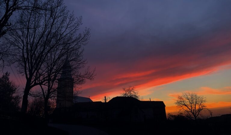 Beregújfalu templom égbolt Beregújfalu főútszakasza a református templommal