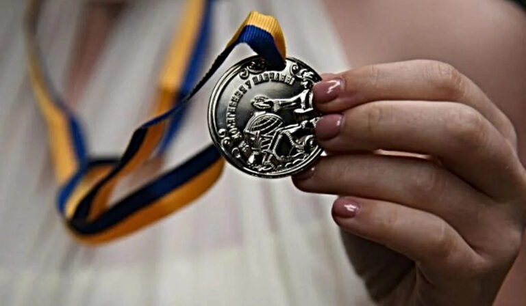 Eltörlik a tanulmányi arany- és ezüstérmeket Ukrajnában