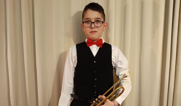 Felhangolva: Szülek Dániel-Miklós