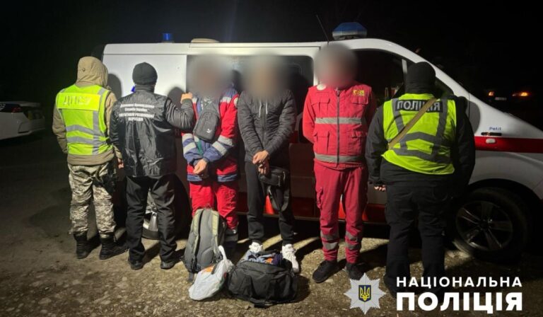 Elfogtak egy férfit, aki mentőautóval szállította a határhoz a hadköteles férfiakat