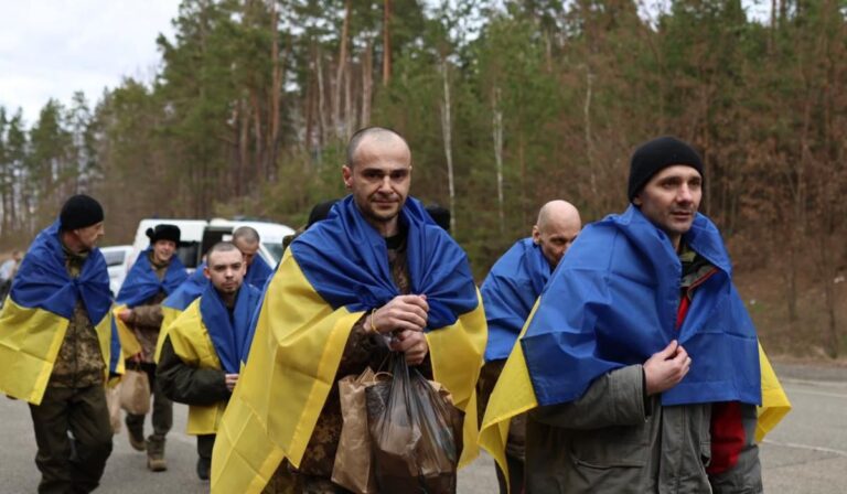 175 ukrán katona tért haza az orosz fogságból
