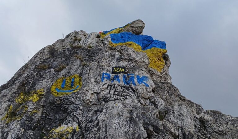 Ukrán nemzeti színűre festették le Magyarország egyik védett természeti csodáját