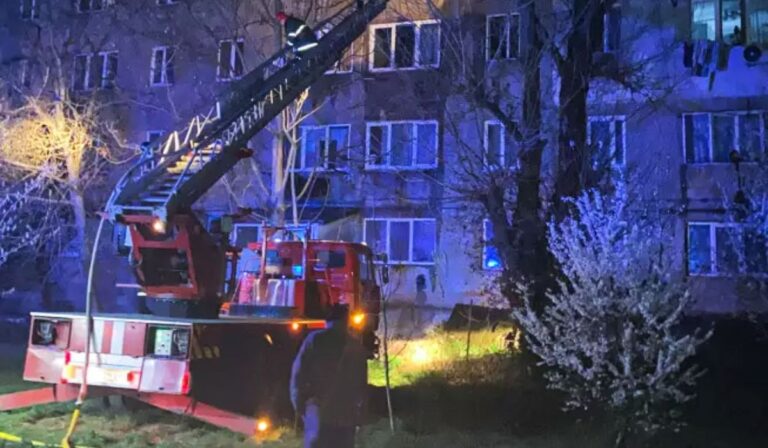 Kigyulladt egy többemeletes lakóépület Ungváron
