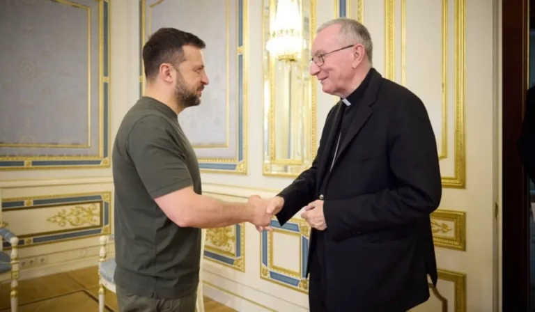 Telefonon egyeztetett a szentszéki államtitkár és az ukrán elnök