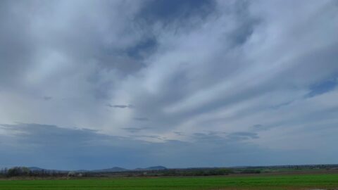 felhős idő vizes táj tavasz