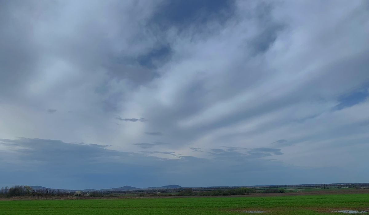 felhős idő vizes táj tavasz