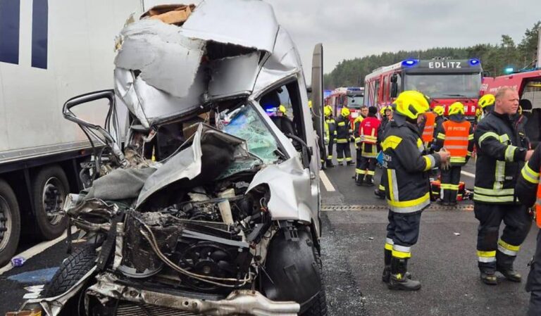Kamionnal ütközött egy ukránokat szállító kisbusz Ausztriában
