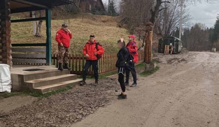 Eltévedt kirándulónak segítettek a hegyekben