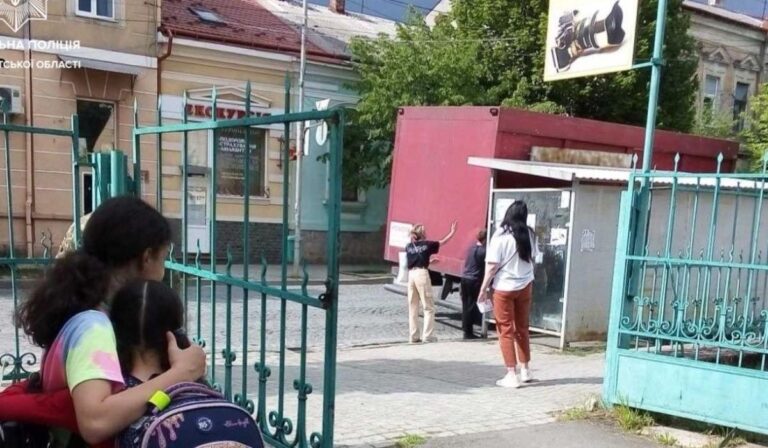 Buszmegállóba hajtott egy teherautó Munkácson