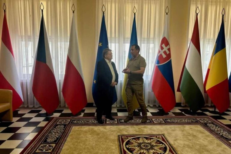 A Nemzetstratégiai Kutatóintézet vezetőségét fogadták Ungváron