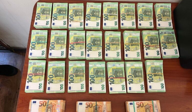 Csaknem 260 ezer eurót foglaltak le az asztélyi határátkelőn