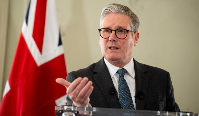 Állandó fenyegetésnek nevezte Oroszországot a brit miniszterelnök