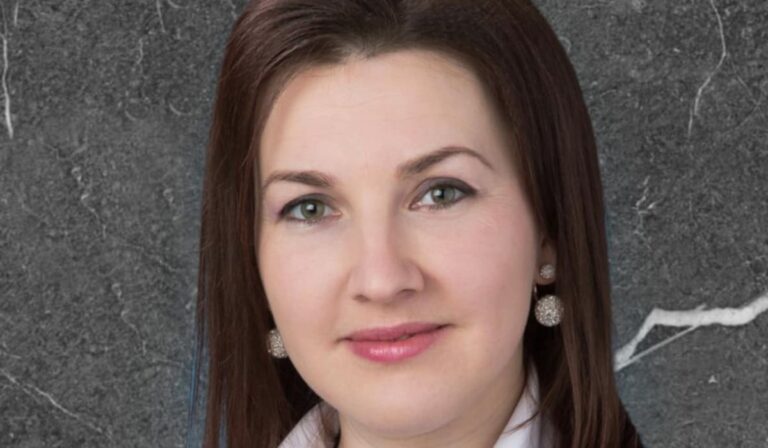 „Szívvel-lélekkel festek” – beszélgetés Uszta Adettával