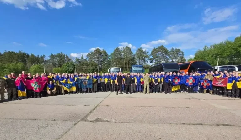 Fogolycsere: közel 400 ukrán hadifogoly tért haza