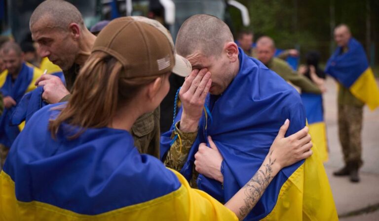 Újabb többszáz ukrán és orosz fogoly tért haza cserével