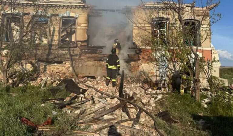 Orosz támadások Donyeck megyében, több helyen tűz ütött ki