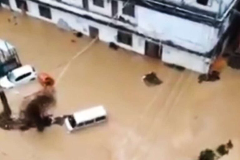 Halálos áradások és földcsuszamlások történtek Dél-Kínában