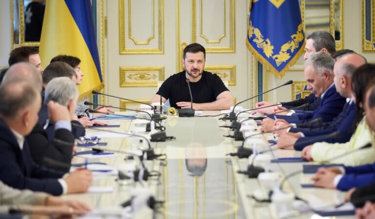 Ukrajna nemzetiségeinek és őslakosainak képviselőivel találkozott Zelenszkij
