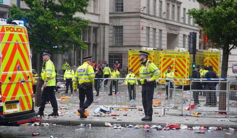 Mentőautót követett a tömegbe hajtó autó Liverpoolban