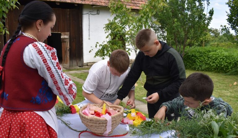 Pünkösdölés a Nagyberegi Tájházban