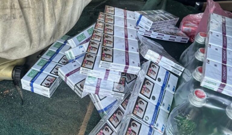 Csempészett cigarettát találtak egy autóban Nevetlenfalunál