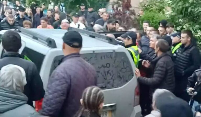 Felbőszült tömeg rongálta meg a toborzótisztek autóját Hmelnickij megyében