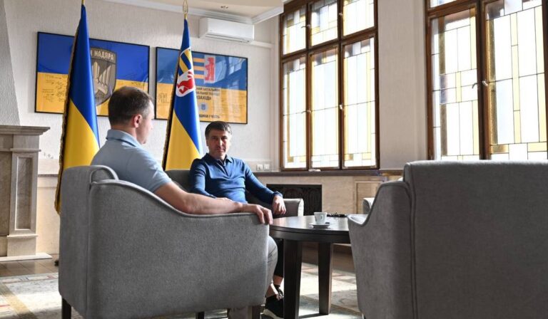 Tarasz Kreminy nyelvbiztossal tárgyalt Kárpátalja kormányzója