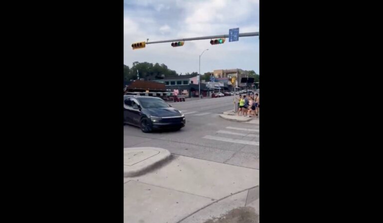 Nemsokára startolhat a Tesla robotaxi