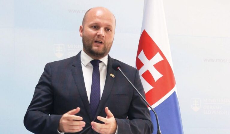 A szlovák rendőrség megkísérelte őrizetbe venni a volt védelmi minisztert