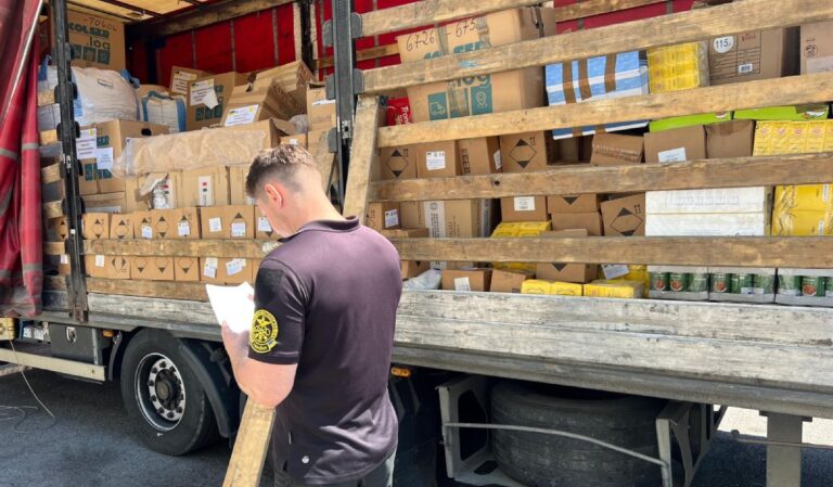 Humanitárius segélyszállítmány közé rejtett gyógyszereket találtak Csapnál
