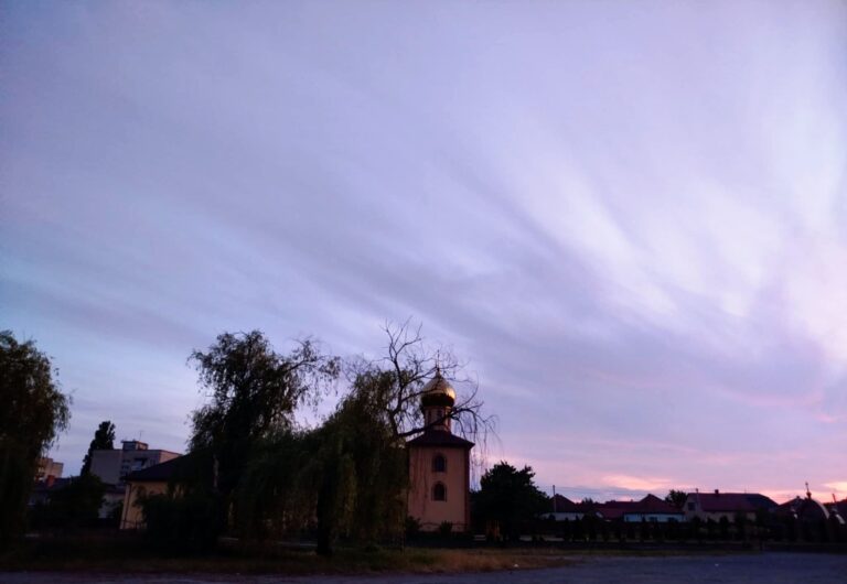 Templom az esti ég alatt