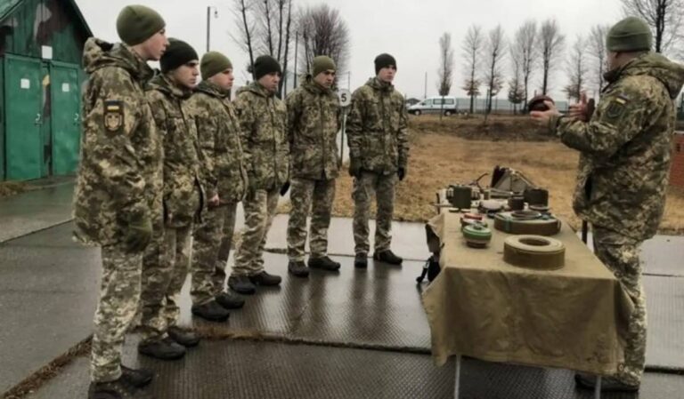 З 1 вересня українські студенти проходитимуть базову військову підготовку