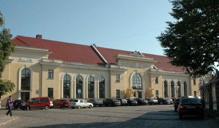 Felújítják a munkácsi vasútállomás előtti teret