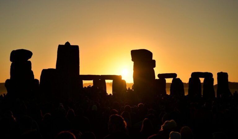 Ezrek köszöntötték a nyári napfordulót a Stonehenge ősi kövei között