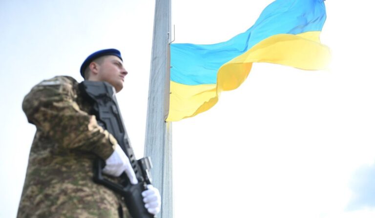 ukrán zászló katona