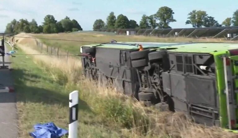 Buszbaleset történt Németországban: ukránok is vannak az utasok között