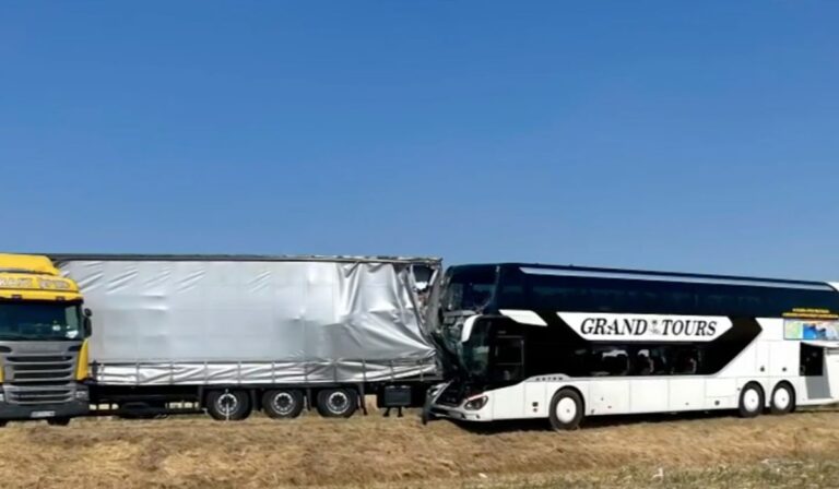 Magyar turistabusz szenvedett balesetet Szabadkánál